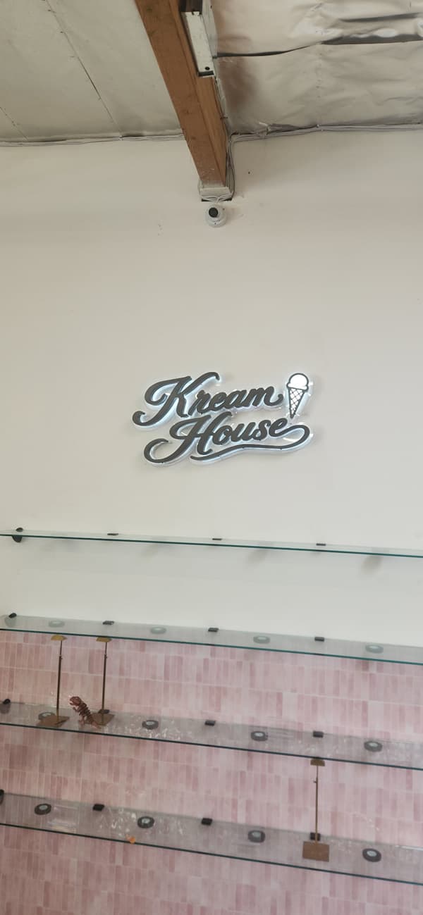 Kreme House sign, farther-out reference shot